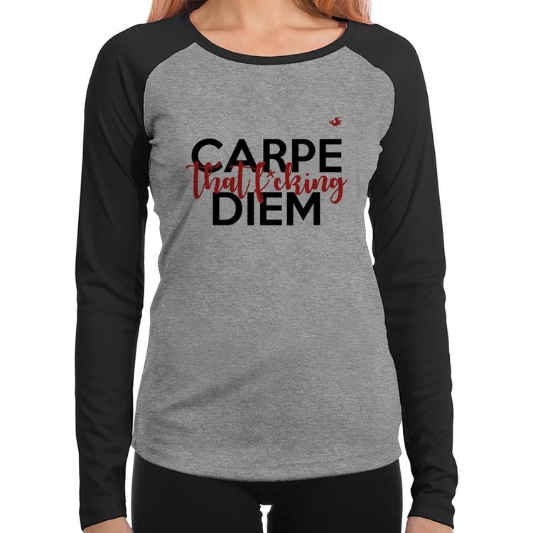 Baby Look Raglan Carpe that fucking Diem Manga Longa - Cinza/Preto