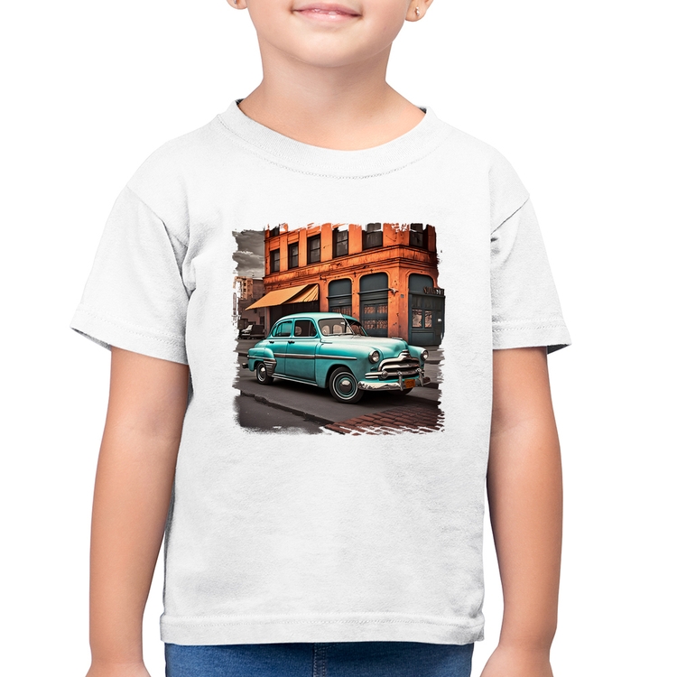 Camiseta Algodão Infantil Carro retrô na cidade - Branca