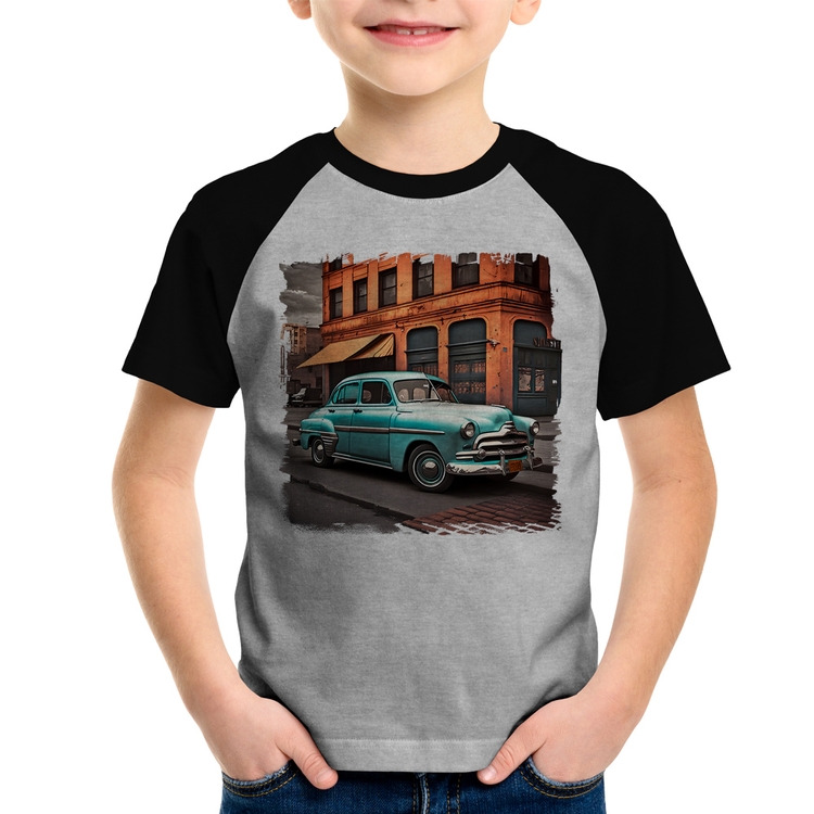 Camiseta Raglan Infantil Carro retrô na cidade - Cinza/Preto