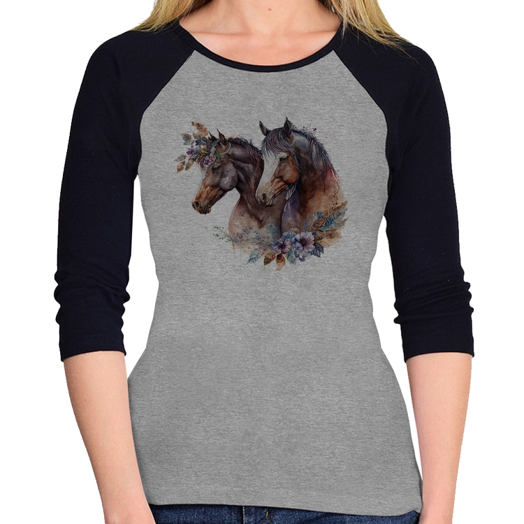 Baby Look Raglan Casal de cavalos e flores Manga 3/4 - Cinza/Preto