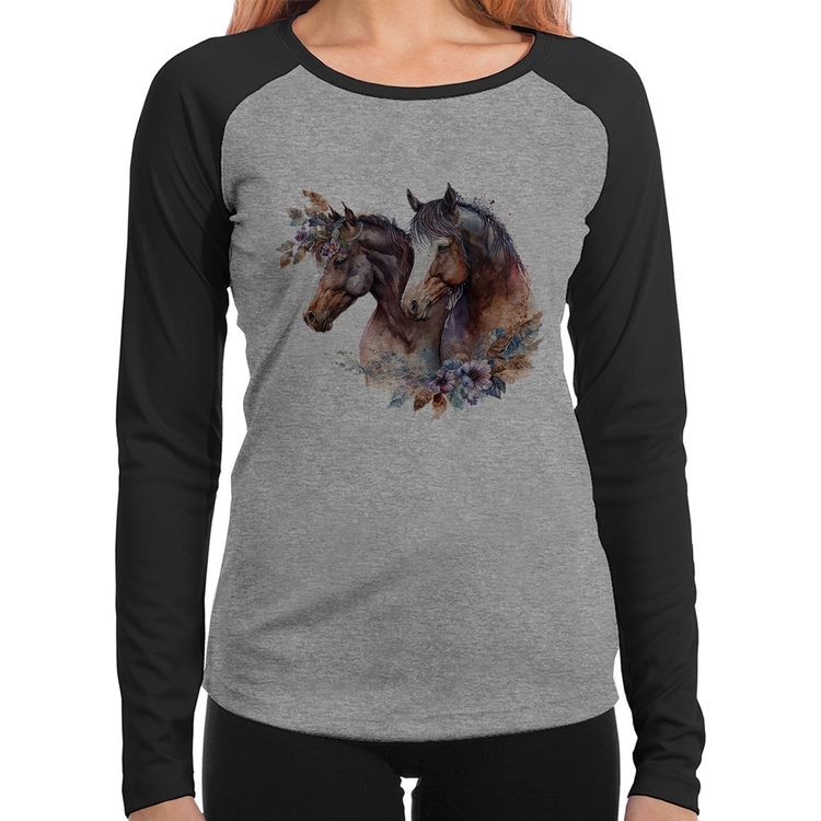 Baby Look Raglan Casal de cavalos e flores Manga Longa - Cinza/Preto