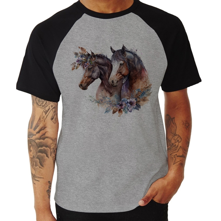 Camiseta Raglan Casal de cavalos e flores - Cinza/Preto