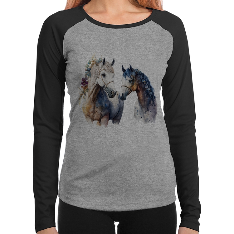 Baby Look Raglan Casal de Cavalos Watercolor Manga Longa - Cinza/Preto