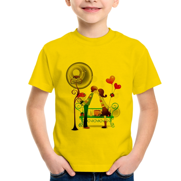 Camiseta Infantil Casal Namorados Beijando - Amarela