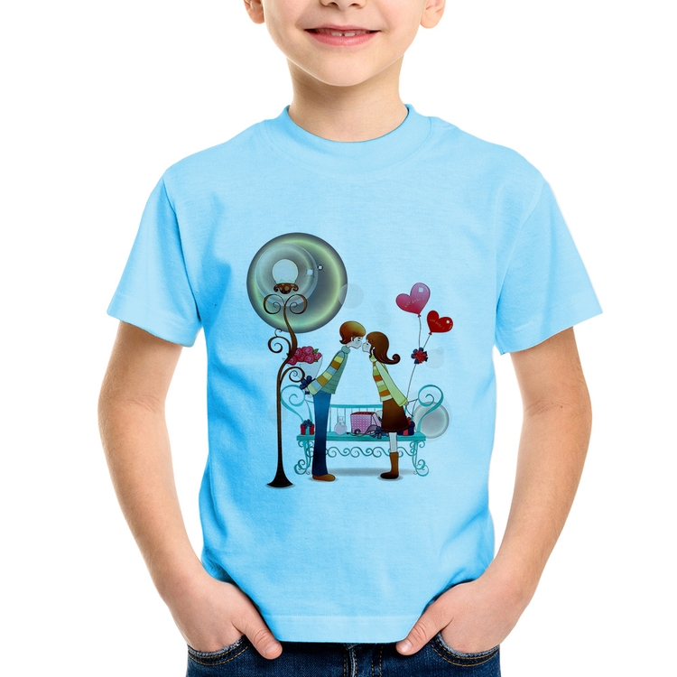 Camiseta Infantil Casal Namorados Beijando - Azul Bebê