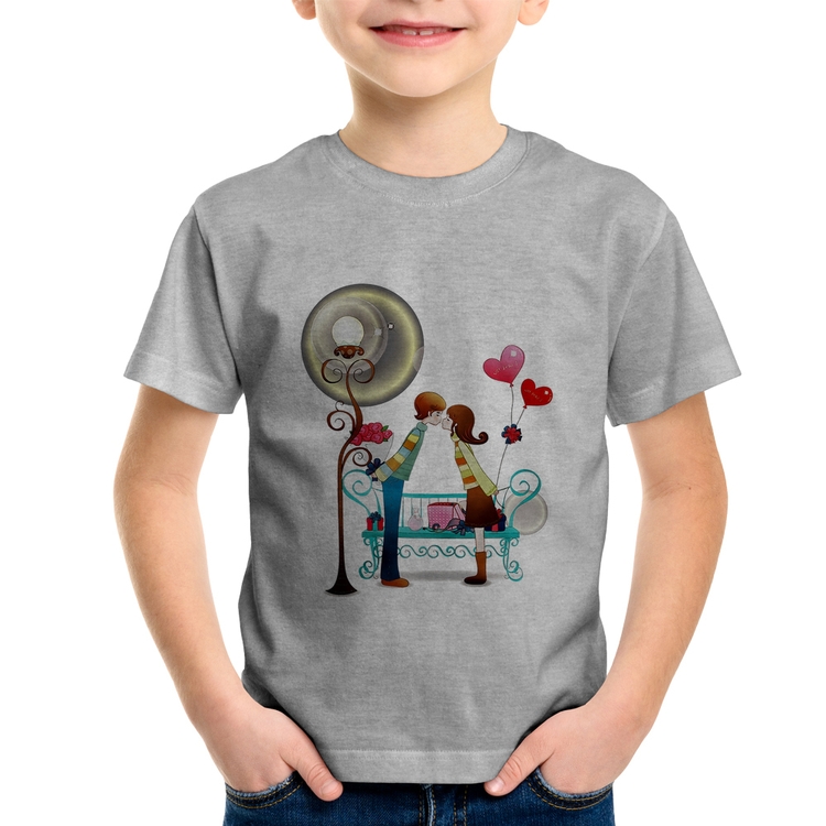 Camiseta Infantil Casal Namorados Beijando - Cinza