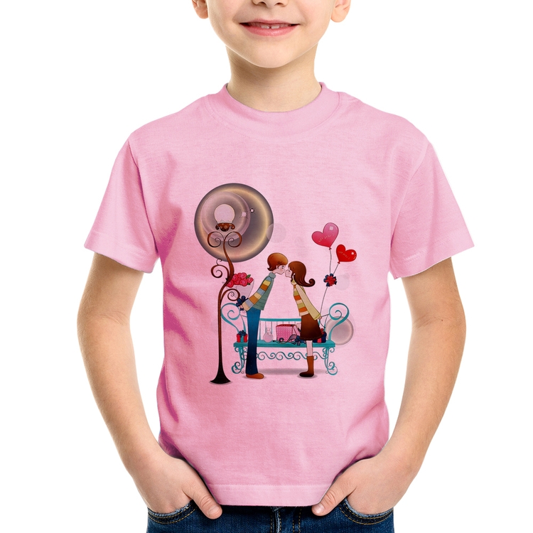 Camiseta Infantil Casal Namorados Beijando - Rosa Bebê