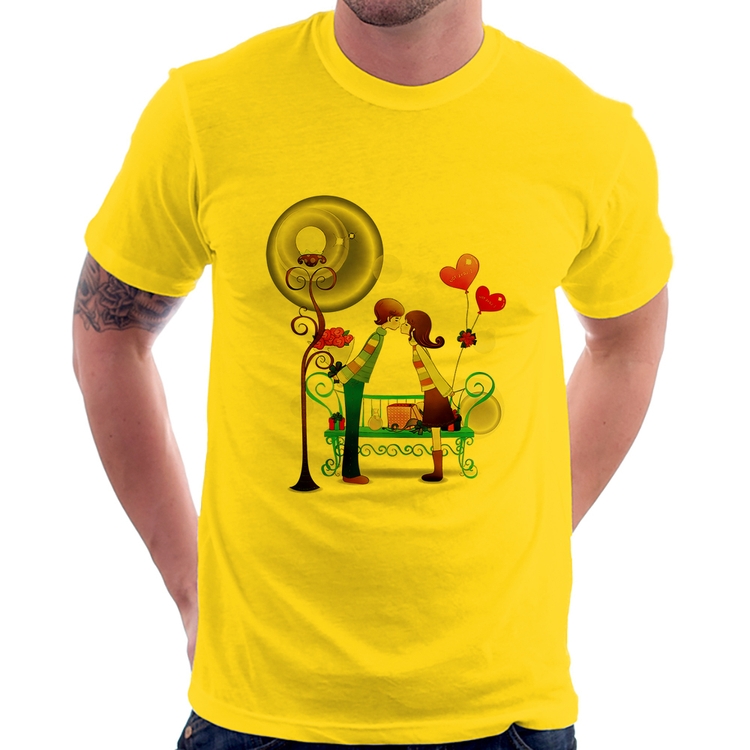 Camiseta Casal Namorados Beijando - Amarela