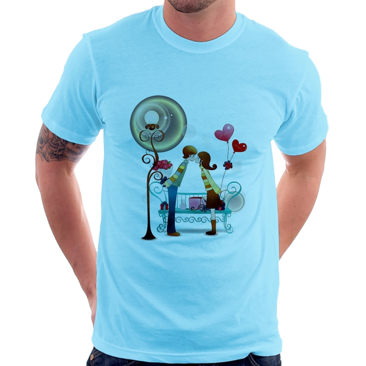 Camiseta Casal Namorados Beijando - Azul Bebê