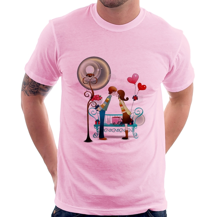 Camiseta Casal Namorados Beijando - Rosa Bebê