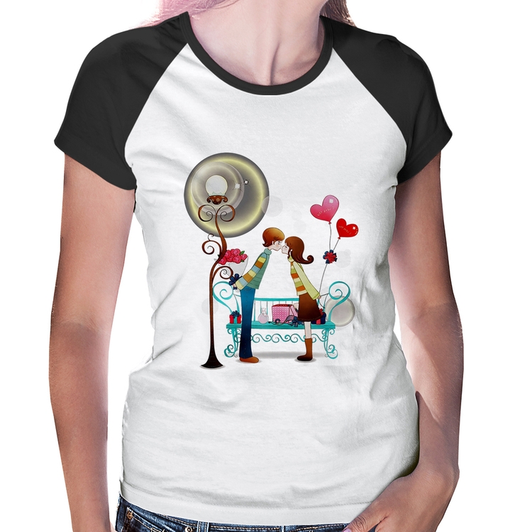 Baby Look Raglan Casal Namorados Beijando