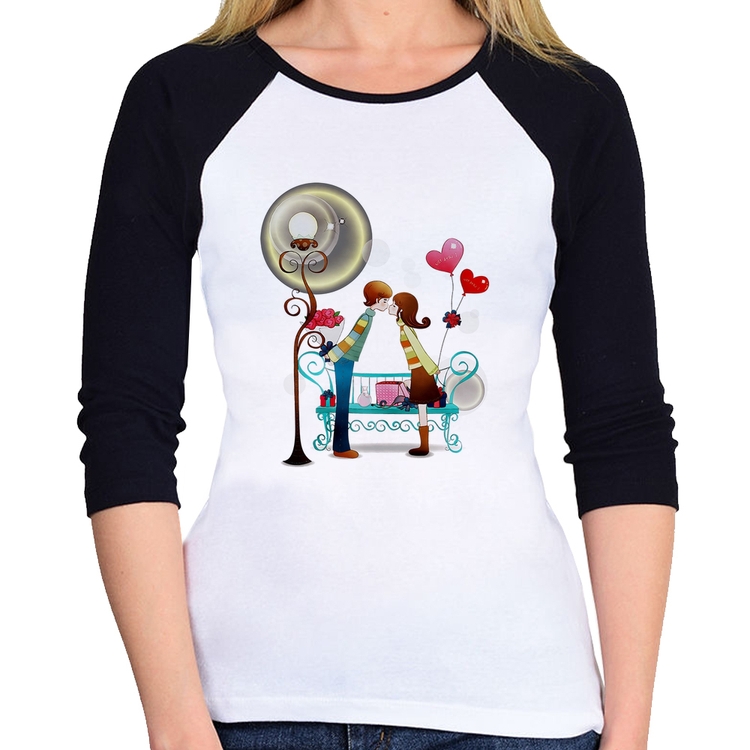 Baby Look Raglan Casal Namorados Beijando Manga 3/4