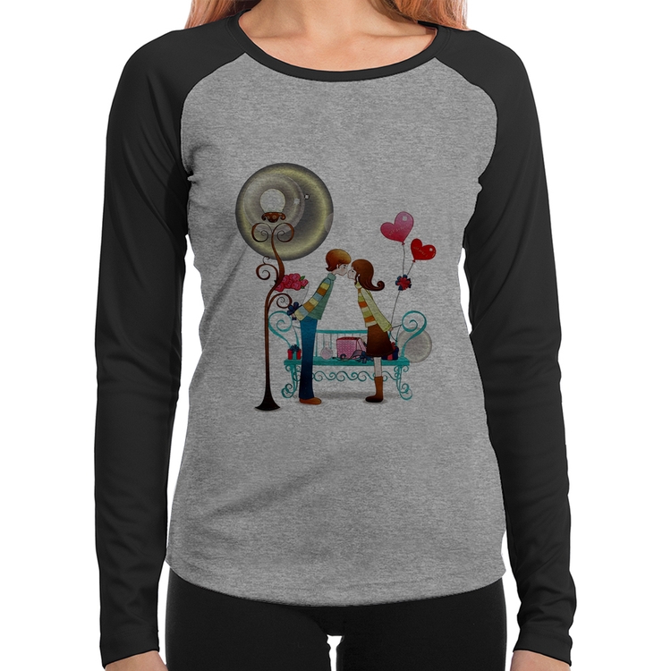 Baby Look Raglan Casal Namorados Beijando Manga Longa - Cinza/Preto
