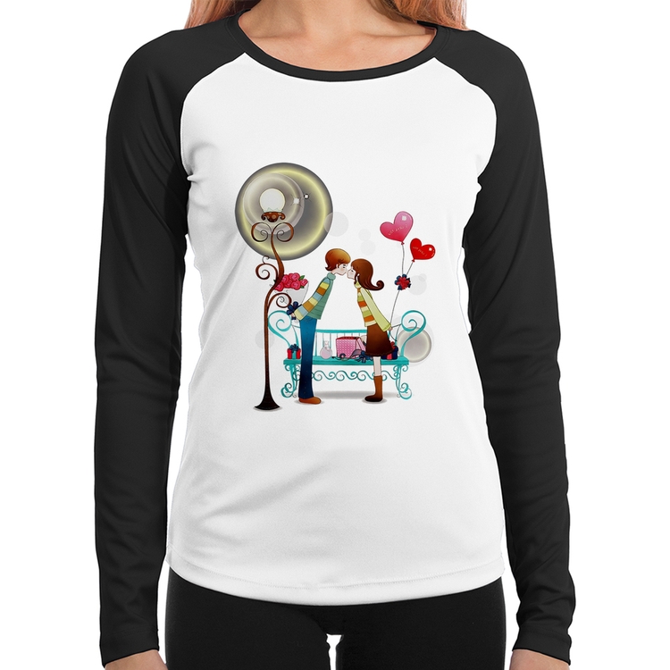 Baby Look Raglan Casal Namorados Beijando Manga Longa