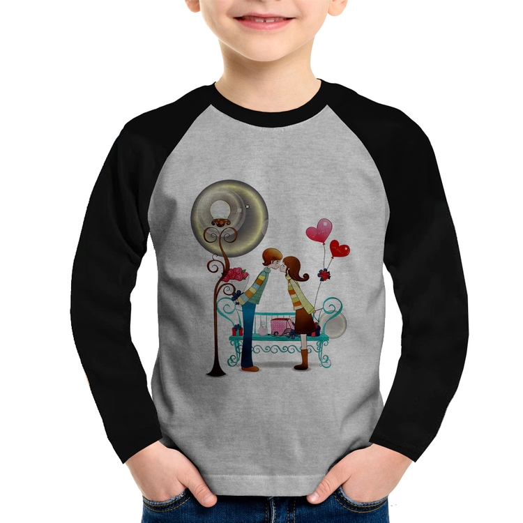 Camiseta Raglan Infantil Casal Namorados Beijando Manga Longa - Cinza/Preto