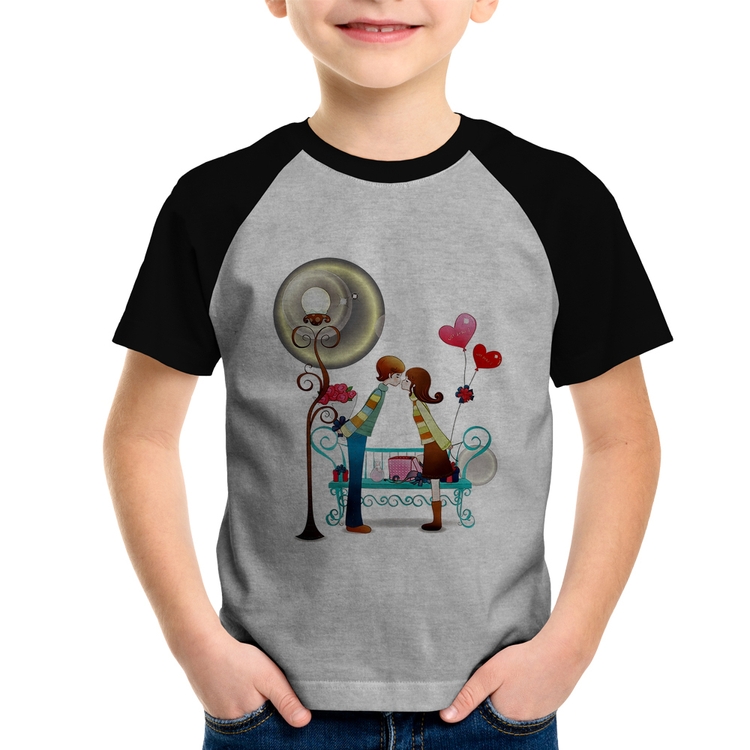 Camiseta Raglan Infantil Casal Namorados Beijando - Cinza/Preto