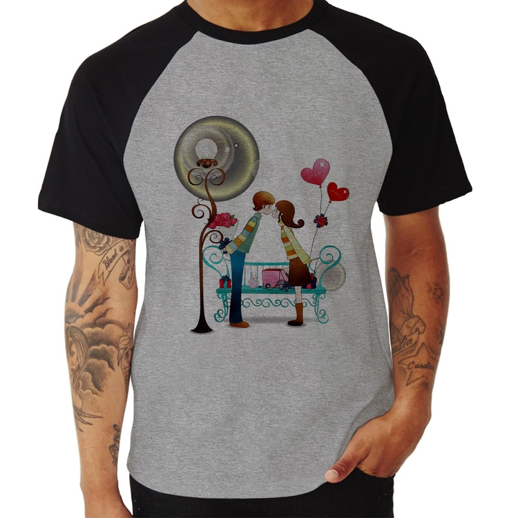 Camiseta Raglan Casal Namorados Beijando - Cinza/Preto
