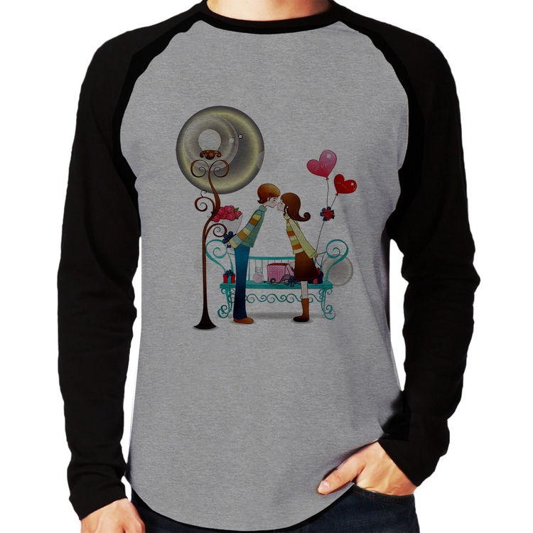 Camiseta Raglan Casal Namorados Beijando Manga Longa - Cinza/Preto