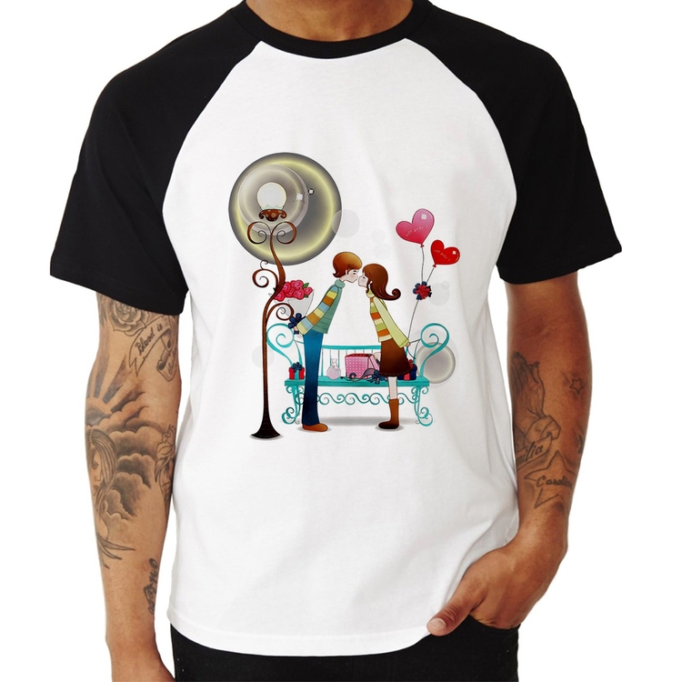 Camiseta Raglan Casal Namorados Beijando