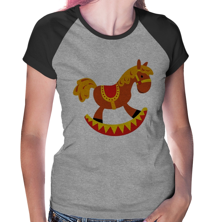 Baby Look Raglan Cavalo Balanço - Cinza/Preto