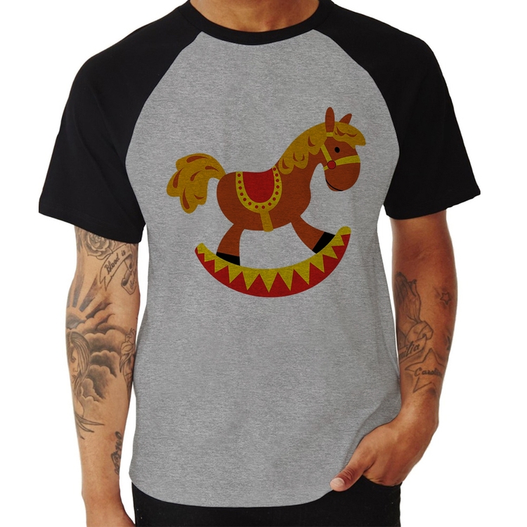 Camiseta Raglan Cavalo Balanço - Cinza/Preto