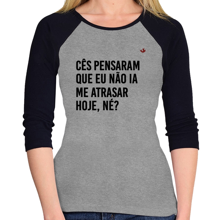 Baby Look Raglan Cês pensaram que eu não ia me atrasar Manga 3/4 - Cinza/Preto