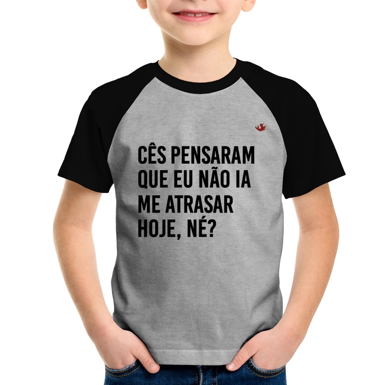 Camiseta Raglan Infantil Cês pensaram que eu não ia me atrasar - Cinza/Preto