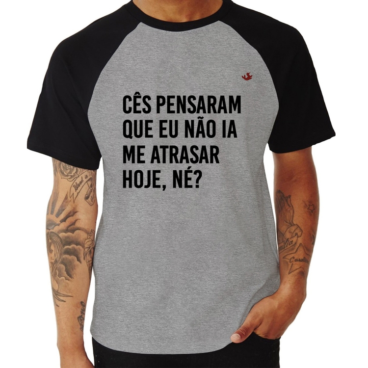 Camiseta Raglan Cês pensaram que eu não ia me atrasar - Cinza/Preto
