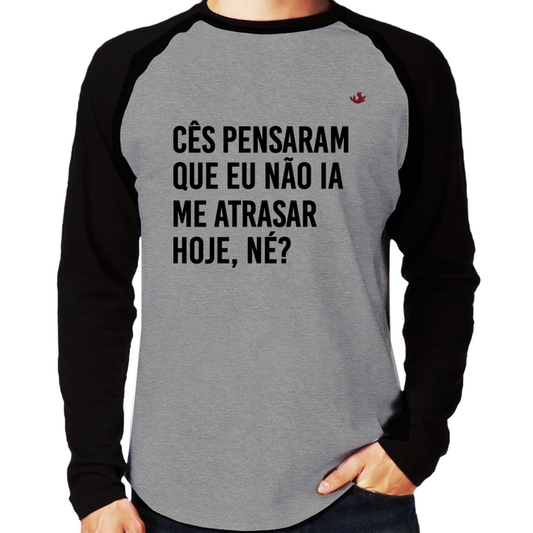 Camiseta Raglan Cês pensaram que eu não ia me atrasar Manga Longa - Cinza/Preto