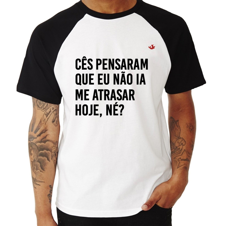 Camiseta Raglan Cês pensaram que eu não ia me atrasar