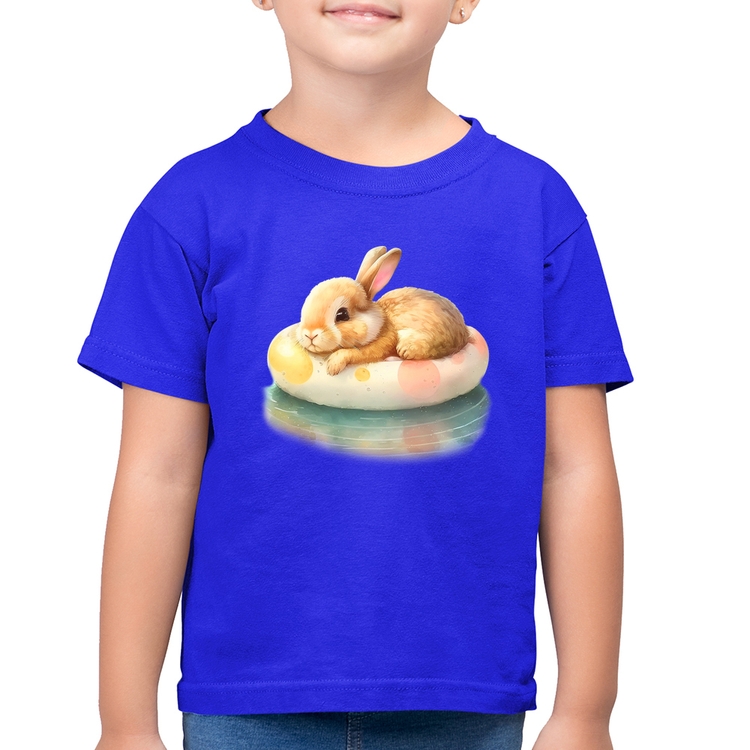 Camiseta Algodão Infantil Coelhinho Relaxando Na Piscina  - Azul Royal
