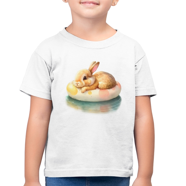 Camiseta Algodão Infantil Coelhinho Relaxando Na Piscina  - Branca