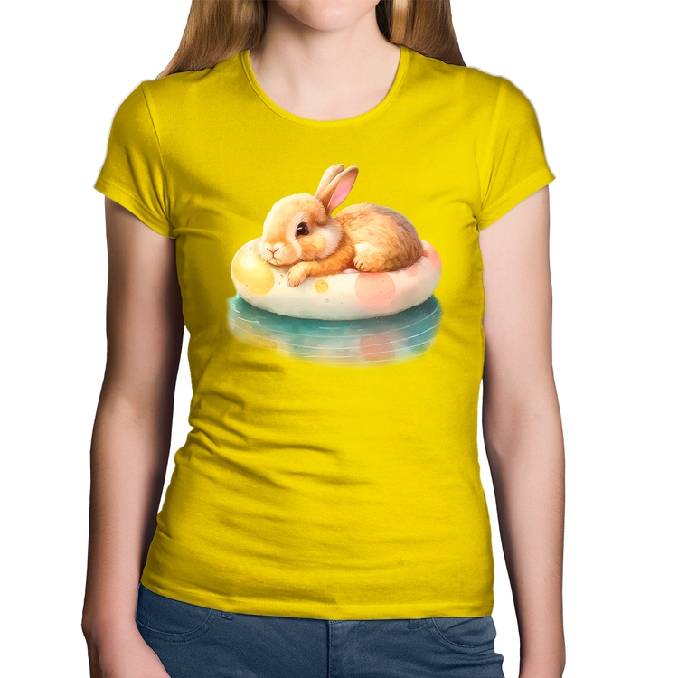 Baby Look Algodão Coelhinho Relaxando Na Piscina  - Amarela