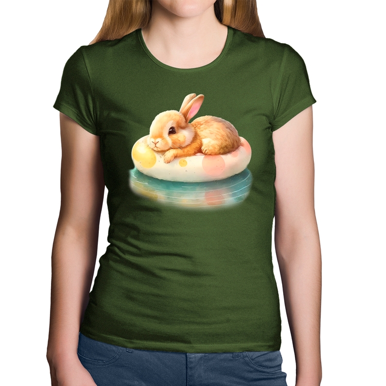 Baby Look Algodão Coelhinho Relaxando Na Piscina  - Musgo