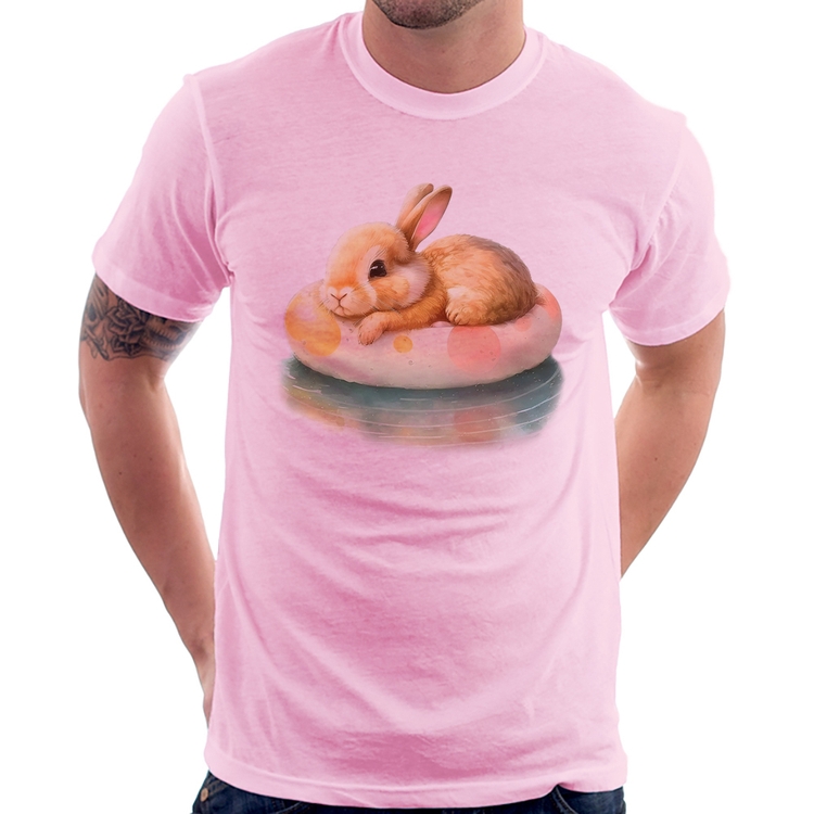 Camiseta Coelhinho Relaxando Na Piscina  - Rosa Bebê