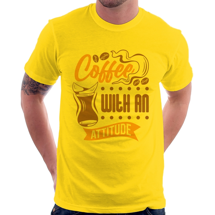 Camiseta Coffee With An Attitude - Amarela