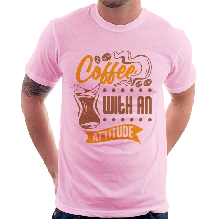 Camiseta Coffee With An Attitude - Rosa Bebê