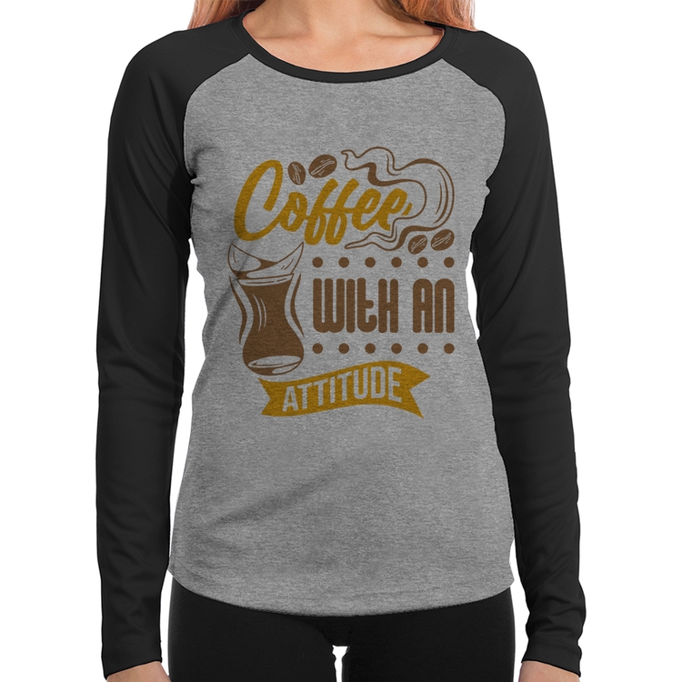 Baby Look Raglan Coffee With An Attitude Manga Longa - Cinza/Preto