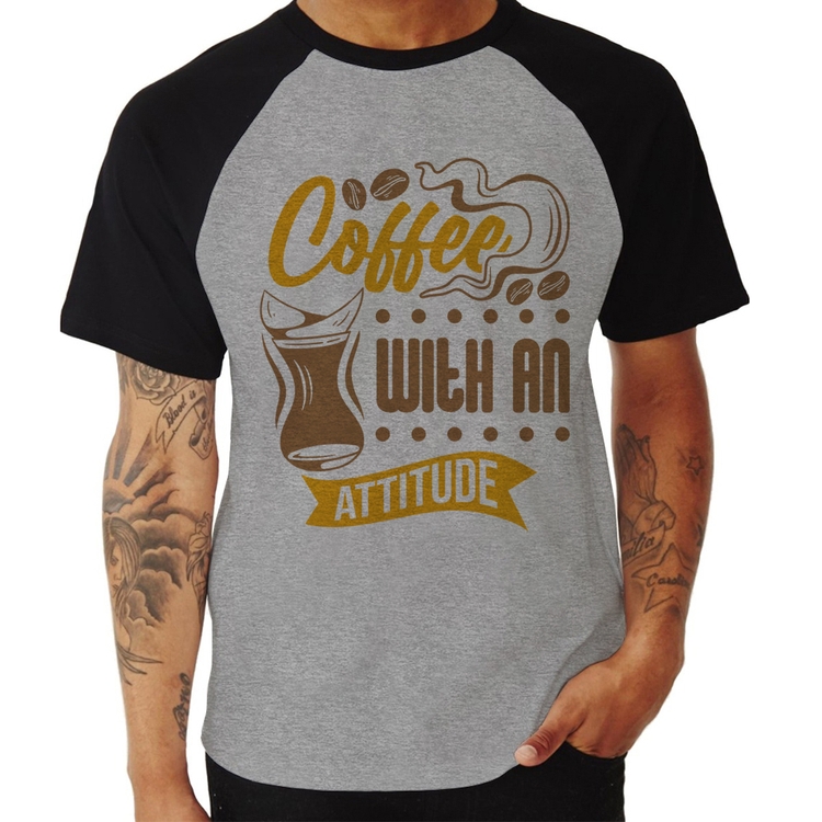 Camiseta Raglan Coffee With An Attitude - Cinza/Preto