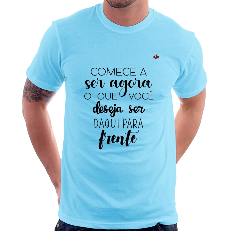 Camiseta Comece a ser agora o que você deseja ser daqui para frente - Azul Bebê
