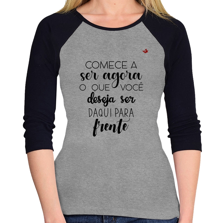 Baby Look Raglan Comece a ser agora o que você deseja ser daqui para frente Manga 3/4 - Cinza/Preto