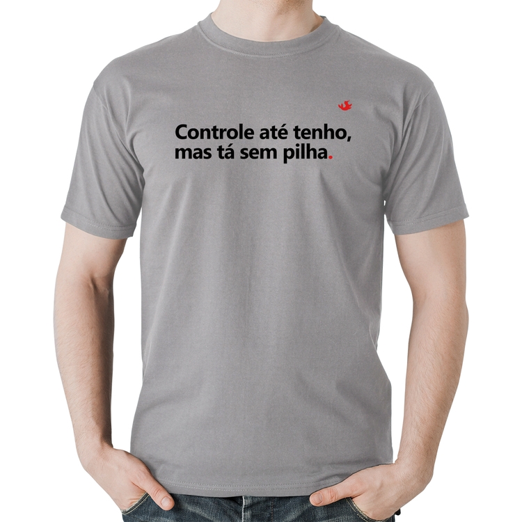 Camiseta Algodão Controle até tenho, mas tá sem pilha - Cinza