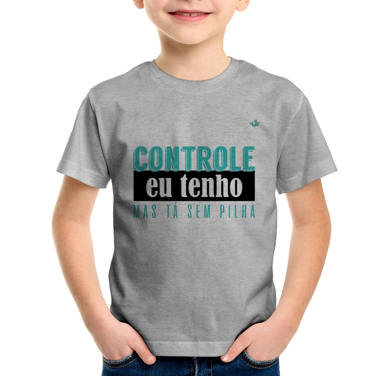 Camiseta Infantil Controle eu tenho, mas tá sem pilha - Cinza