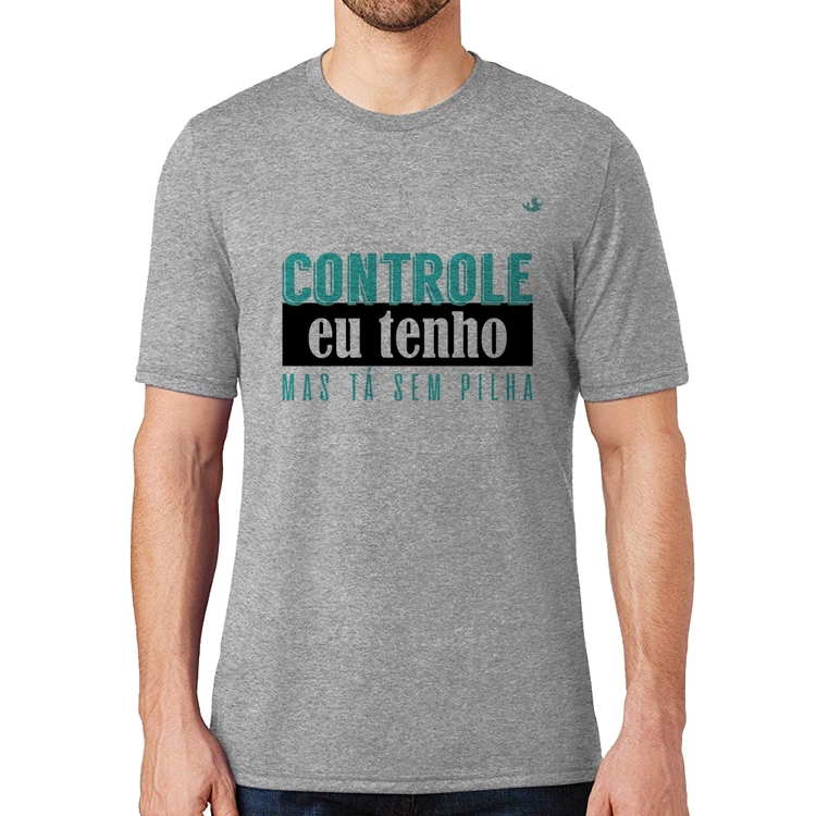 Camiseta Controle eu tenho, mas tá sem pilha - Cinza