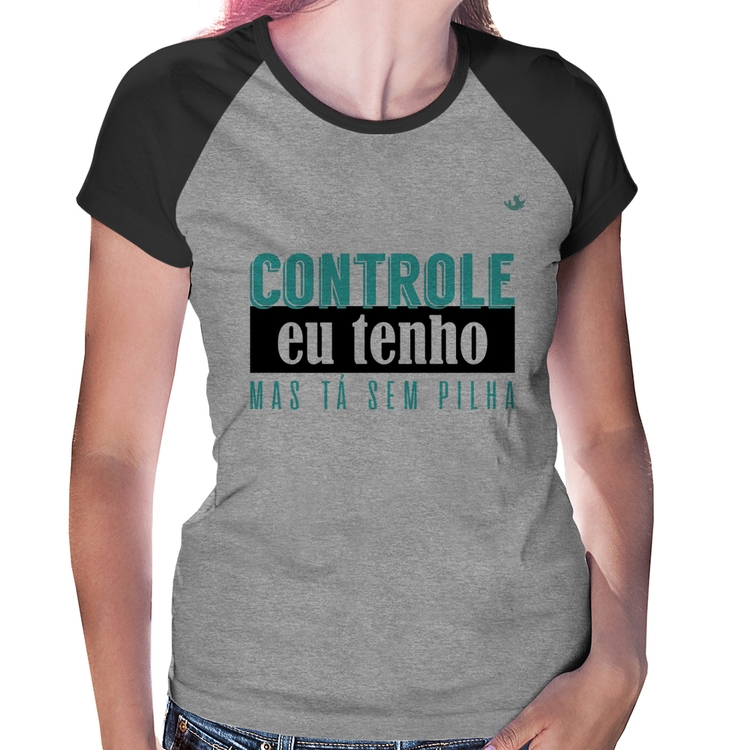 Baby Look Raglan Controle eu tenho, mas tá sem pilha - Cinza/Preto