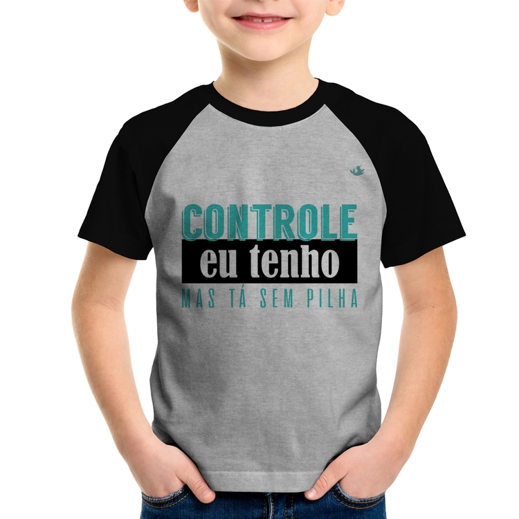 Camiseta Raglan Infantil Controle eu tenho, mas tá sem pilha - Cinza/Preto