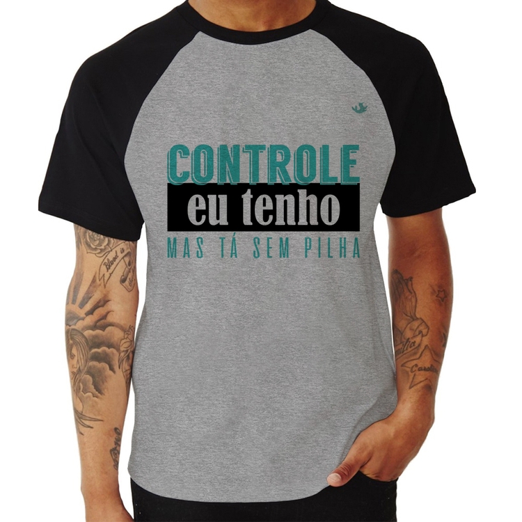 Camiseta Raglan Controle eu tenho, mas tá sem pilha - Cinza/Preto