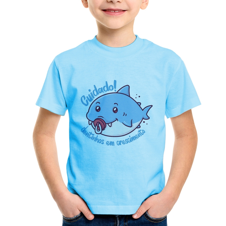 Camiseta Infantil Cuidado! Dentinhos em crescimento (Azul) - Azul Bebê