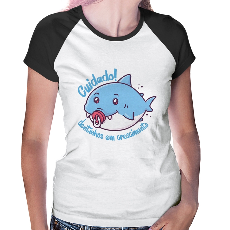 Baby Look Raglan Cuidado! Dentinhos em crescimento (Azul)