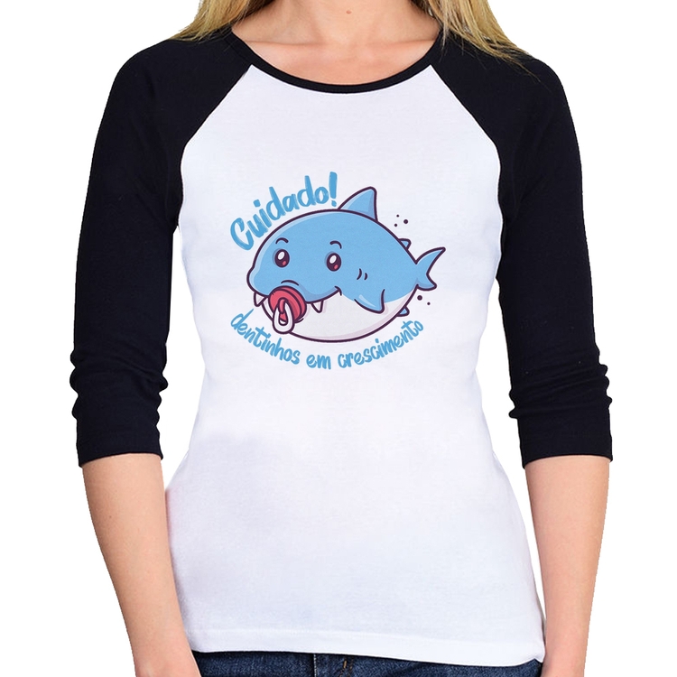 Baby Look Raglan Cuidado! Dentinhos em crescimento (Azul) Manga 3/4